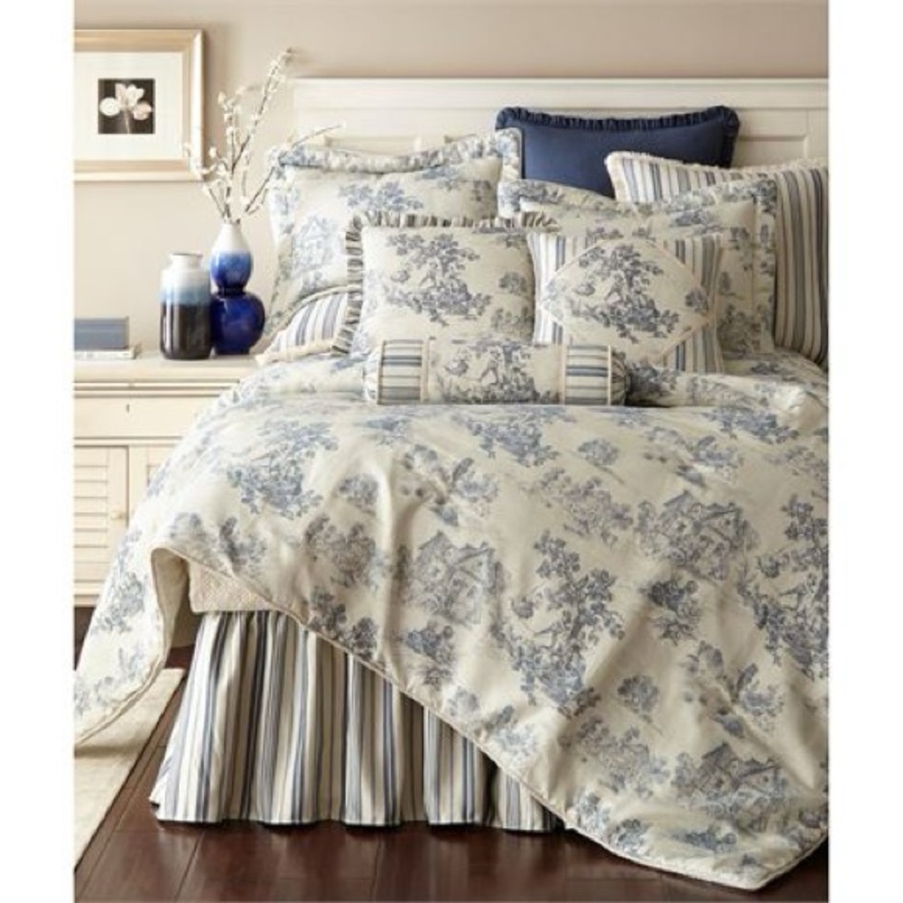 Austin Horn Classics Cosmopolitan  Luxury Comforter King  MSRP: $690.0 New